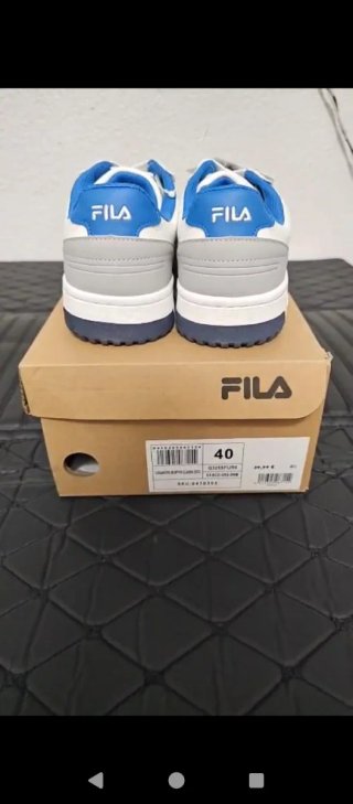 Zapatillas Fila Blancas y Azules