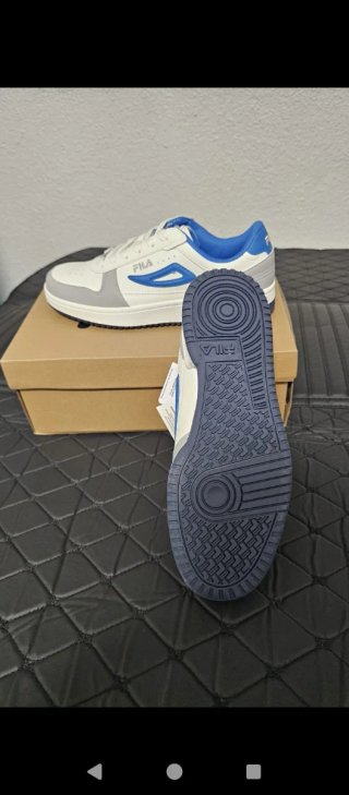 Zapatillas Fila Blancas y Azules