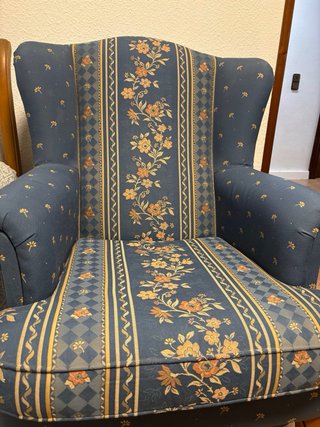 Sillón orejero floral patas madera