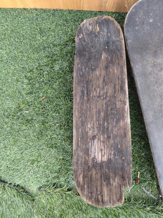 3 vecchi monopattini in legno