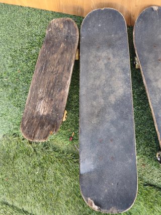 3 vecchi monopattini in legno