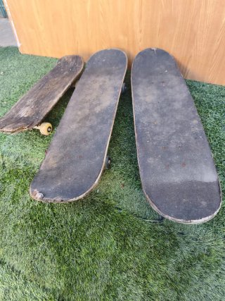 3 vecchi monopattini in legno