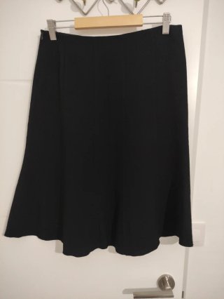 Falda midi negra con bajo con vuelo