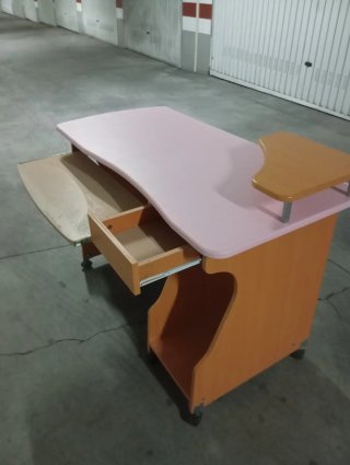 Escritorio ordenador con bandeja extraíble