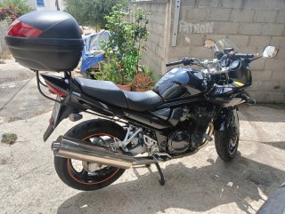 Suzuki Bandit Negra con Baúl
