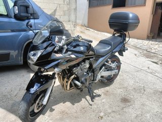 Suzuki Bandit Negra con Baúl