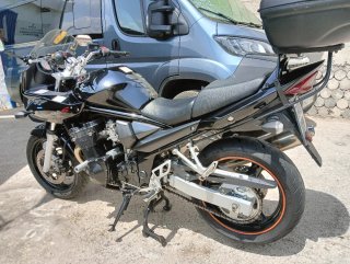 Suzuki Bandit Negra con Baúl