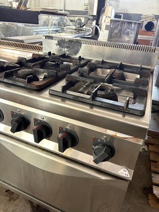 Cocina industrial 4 fuegos con horno
