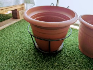 Macetas de plástico y colgador metálico