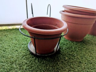Macetas de plástico y colgador metálico
