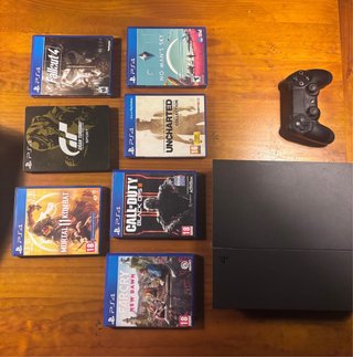PS4 Negra con Mando y 7 Juegos