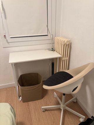 Silla de escritorio beige con ruedas