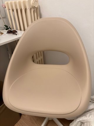 Silla de escritorio beige con ruedas