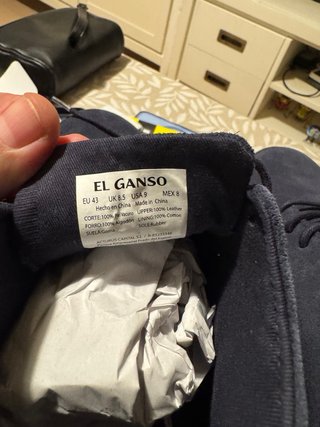 Botas El Ganso ante azul.