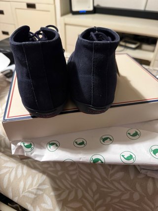 Botas El Ganso ante azul.