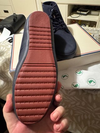 Botas El Ganso ante azul.