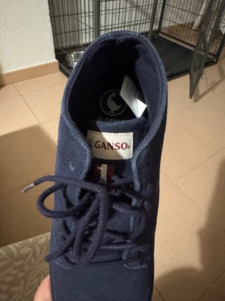 Botas El Ganso ante azul.