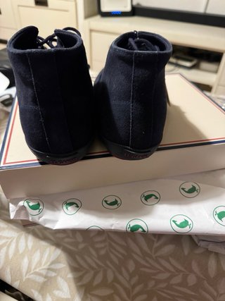 Botas El Ganso ante azul.
