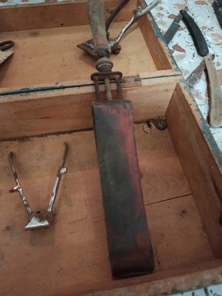 Caja de barbería antigua con herramientas