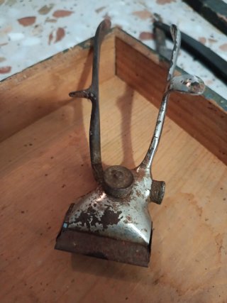 Caja de barbería antigua con herramientas