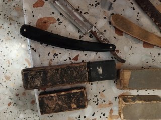Caja de barbería antigua con herramientas