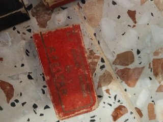 Caja de barbería antigua con herramientas