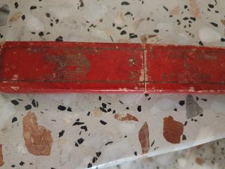 Caja de barbería antigua con herramientas