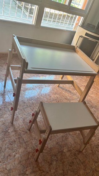 Escritorio infantil Ikea madera blanco y banqueta