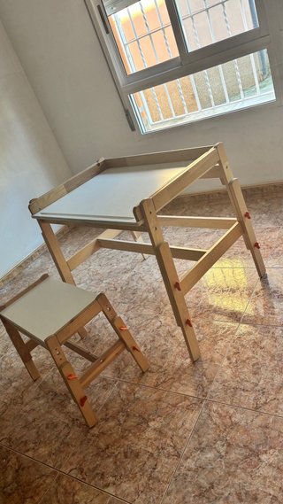 Escritorio infantil Ikea madera blanco y banqueta