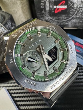 Reloj G-Shock plateado y verde