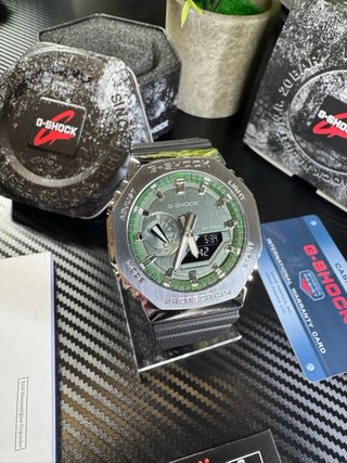 Reloj G-Shock plateado y verde