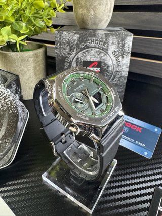 Reloj G-Shock plateado y verde