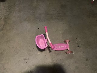 Patinete infantil rosa con cesta