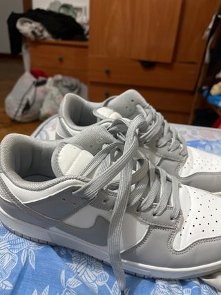 Zapatillas Nike grises y blancas