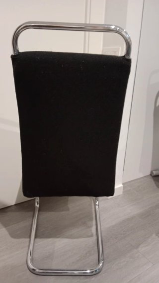 3 Sillas Negras con Patas Metálicas