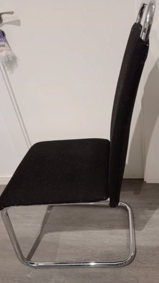 3 Sillas Negras con Patas Metálicas