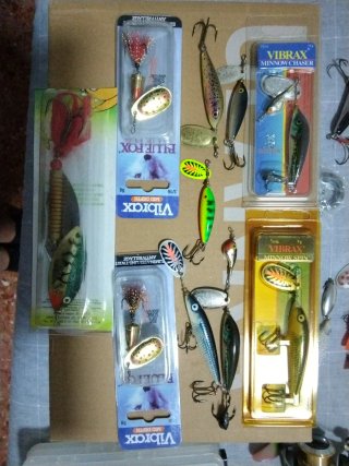 Lotes de señuelos de pesca Vibrax y Blue Fox