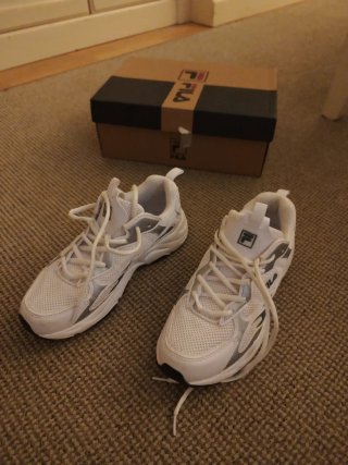 Zapatillas Fila Blancas y Plateadas Talla 39