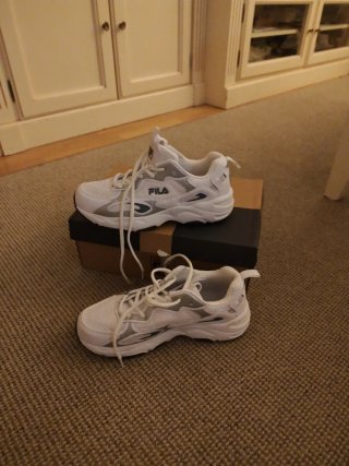 Zapatillas Fila Blancas y Plateadas Talla 39