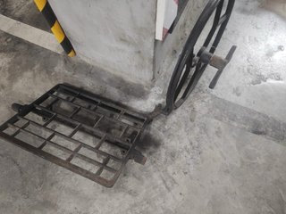 Pie antiguo máquina coser metal