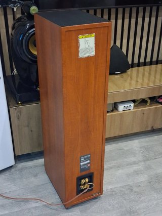 Altavoces JBL E80 Marrones