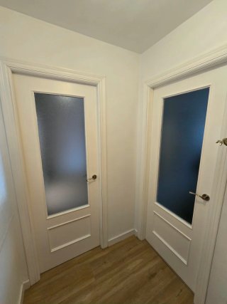Puerta interior blanca con manilla.