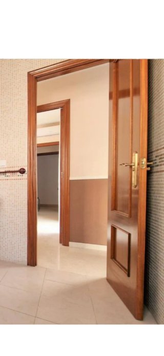 Puerta interior blanca con manilla.