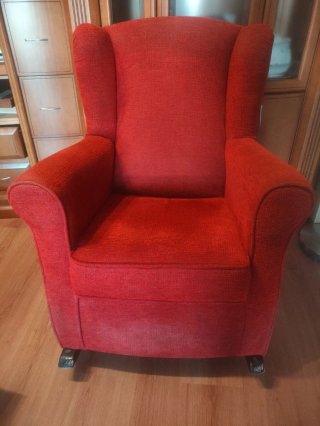 Sillón balancín rojo de tela