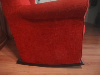 Sillón balancín rojo de tela