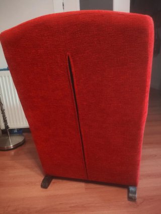 Sillón balancín rojo de tela