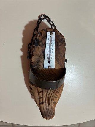 Termómetro vintage de madera con forma de zueco