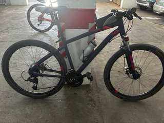 Bicicleta de montaña azul se vende por no usarla