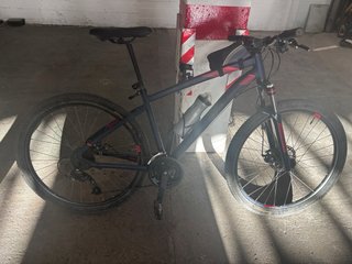 Bicicleta de montaña azul se vende por no usarla