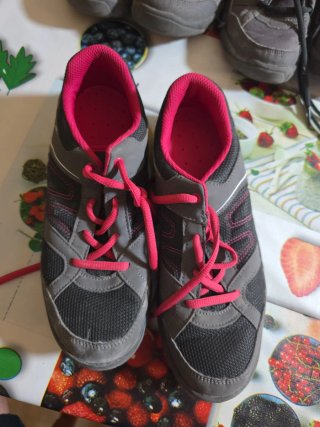 Zapatillas trekking grises y rosas